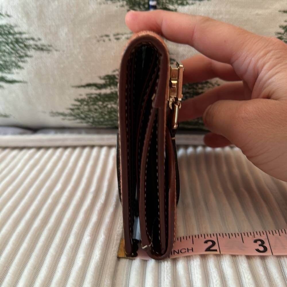 CLASSIC DOONEY & BOURKE Monogram Wallet ✨Excellent Like New Condition✨ - Picture 6 of 7